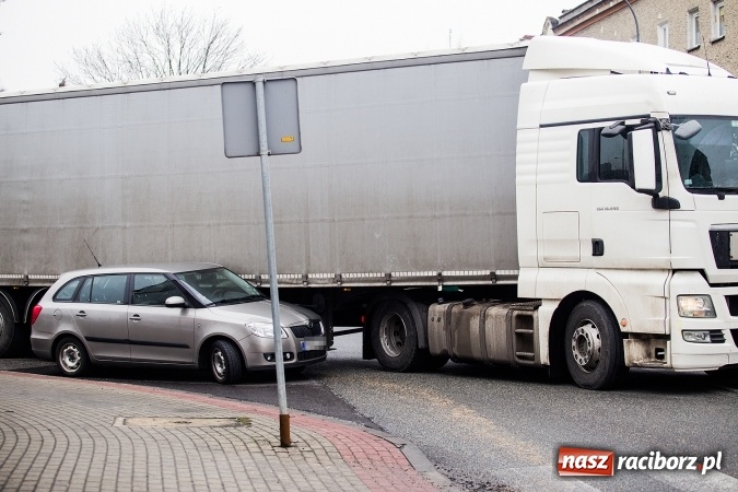 Zdjęcie w galerii na portalu naszraciborz.pl: Duży może więcej? Ciężarówka uszkodziła przy mleczarni skodę wiadomości z regionu