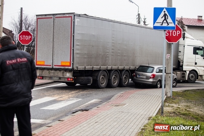 Zdjęcie w galerii na portalu naszraciborz.pl: Duży może więcej? Ciężarówka uszkodziła przy mleczarni skodę wiadomości z regionu