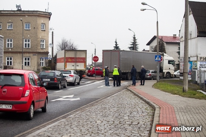 Zdjęcie w galerii na portalu naszraciborz.pl: Duży może więcej? Ciężarówka uszkodziła przy mleczarni skodę wiadomości z regionu