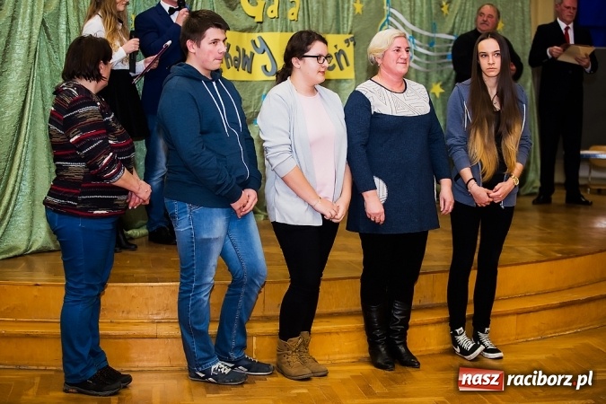 Zdjęcie w galerii na portalu naszraciborz.pl: CKZiU nr 1: Gala Ciekawy uczeń w szkole przy Gimnazjalnej  wiadomości z regionu