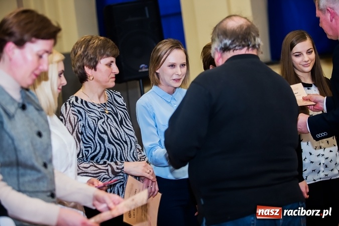 Zdjęcie w galerii na portalu naszraciborz.pl: CKZiU nr 1: Gala Ciekawy uczeń w szkole przy Gimnazjalnej  wiadomości z regionu