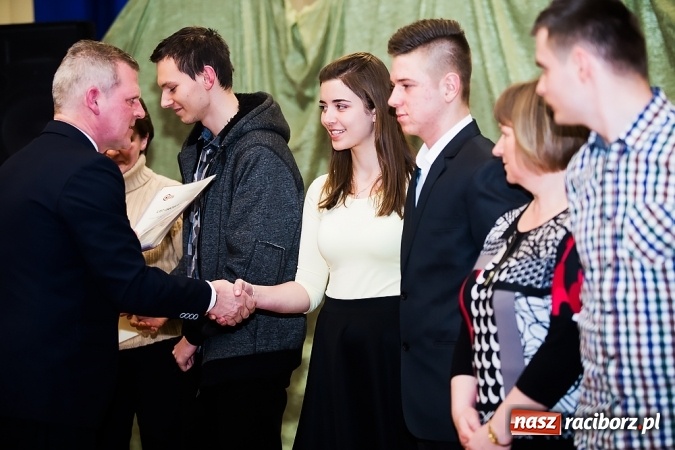 Zdjęcie w galerii na portalu naszraciborz.pl: CKZiU nr 1: Gala Ciekawy uczeń w szkole przy Gimnazjalnej  wiadomości z regionu