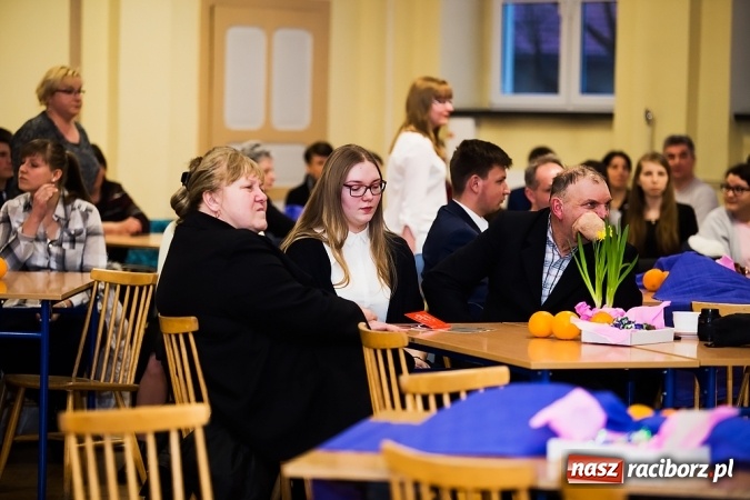 Zdjęcie w galerii na portalu naszraciborz.pl: CKZiU nr 1: Gala Ciekawy uczeń w szkole przy Gimnazjalnej  wiadomości z regionu