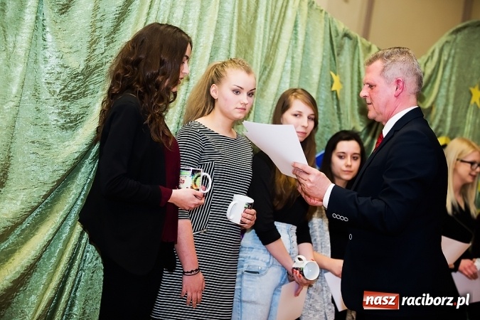 Zdjęcie w galerii na portalu naszraciborz.pl: CKZiU nr 1: Gala Ciekawy uczeń w szkole przy Gimnazjalnej  wiadomości z regionu