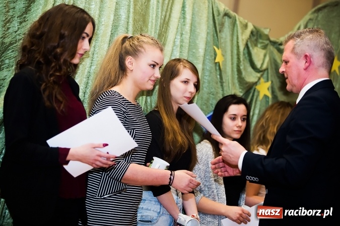 Zdjęcie w galerii na portalu naszraciborz.pl: CKZiU nr 1: Gala Ciekawy uczeń w szkole przy Gimnazjalnej  wiadomości z regionu