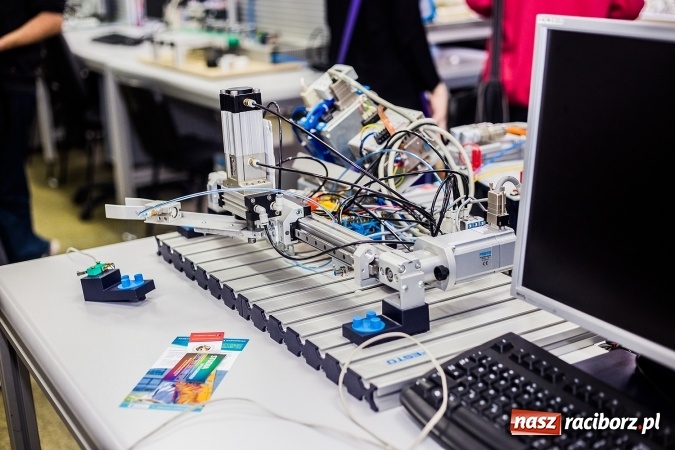 Zdjęcie w galerii na portalu naszraciborz.pl: Mnóstwo atrakcji i fun - Dzień Otwarty w PWSZ w Raciborzu wiadomości z regionu