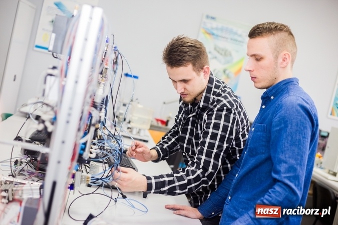 Zdjęcie w galerii na portalu naszraciborz.pl: Mnóstwo atrakcji i fun - Dzień Otwarty w PWSZ w Raciborzu wiadomości z regionu