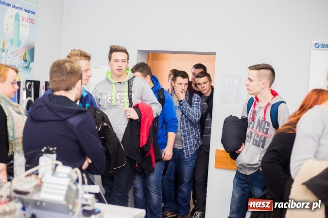 Zdjęcie w galerii na portalu naszraciborz.pl: Mnóstwo atrakcji i fun - Dzień Otwarty w PWSZ w Raciborzu wiadomości z regionu