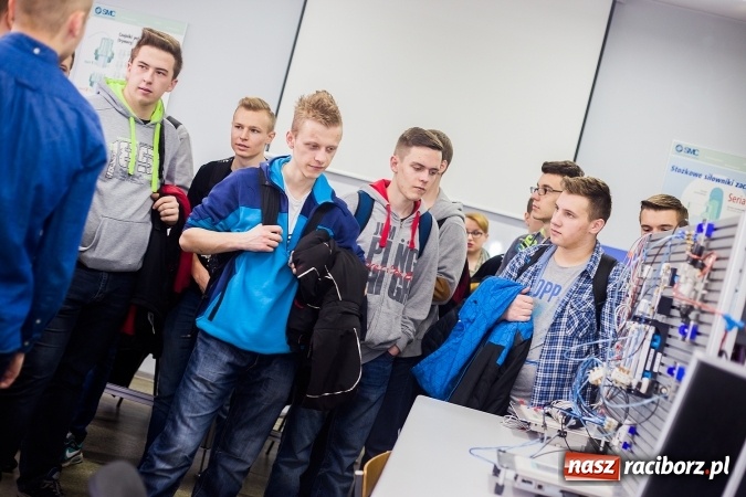 Zdjęcie w galerii na portalu naszraciborz.pl: Mnóstwo atrakcji i fun - Dzień Otwarty w PWSZ w Raciborzu wiadomości z regionu