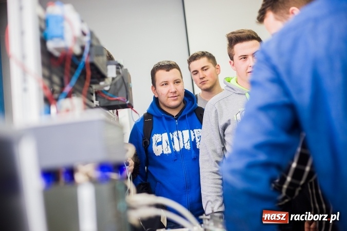 Zdjęcie w galerii na portalu naszraciborz.pl: Mnóstwo atrakcji i fun - Dzień Otwarty w PWSZ w Raciborzu wiadomości z regionu