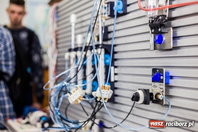 Zdjęcie w galerii na portalu naszraciborz.pl: Mnóstwo atrakcji i fun - Dzień Otwarty w PWSZ w Raciborzu wiadomości z regionu