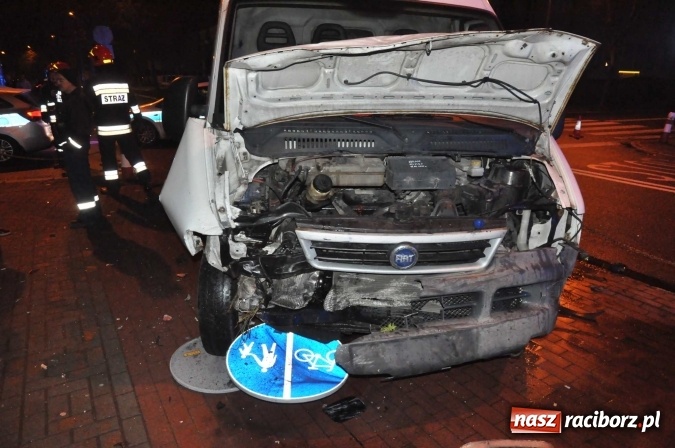 Zdjęcie w galerii na portalu naszraciborz.pl: Ducato staranowało audi na skrzyżowaniu Ogrodowa-Miarki-Słowackiego wiadomości z regionu