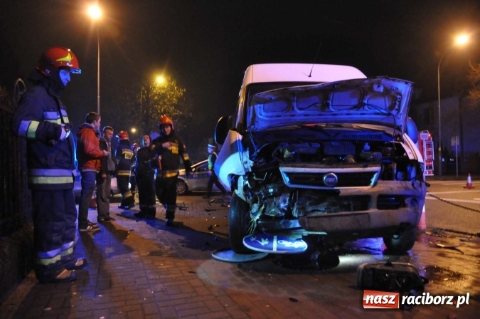 Zdjęcie w galerii na portalu naszraciborz.pl: Ducato staranowało audi na skrzyżowaniu Ogrodowa-Miarki-Słowackiego wiadomości z regionu