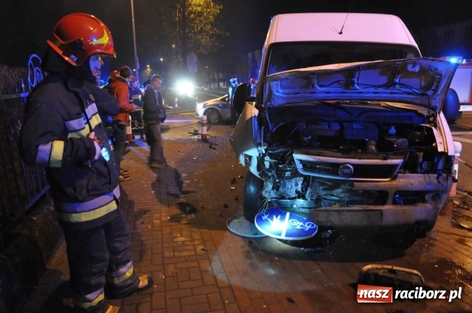 Zdjęcie w galerii na portalu naszraciborz.pl: Ducato staranowało audi na skrzyżowaniu Ogrodowa-Miarki-Słowackiego wiadomości z regionu