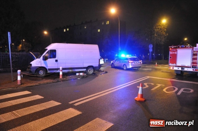 Zdjęcie w galerii na portalu naszraciborz.pl: Ducato staranowało audi na skrzyżowaniu Ogrodowa-Miarki-Słowackiego wiadomości z regionu