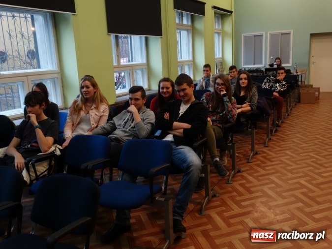 Zdjęcie w galerii na portalu naszraciborz.pl: Wielkie zainteresowanie zajęciami otwartymi w Młodzieżowym Domu Kultury wiadomości z regionu