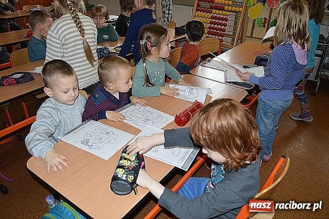 Zdjęcie w galerii na portalu naszraciborz.pl: Wizyta przedszkolaków w Szkole Podstawowej nr 4  wiadomości z regionu