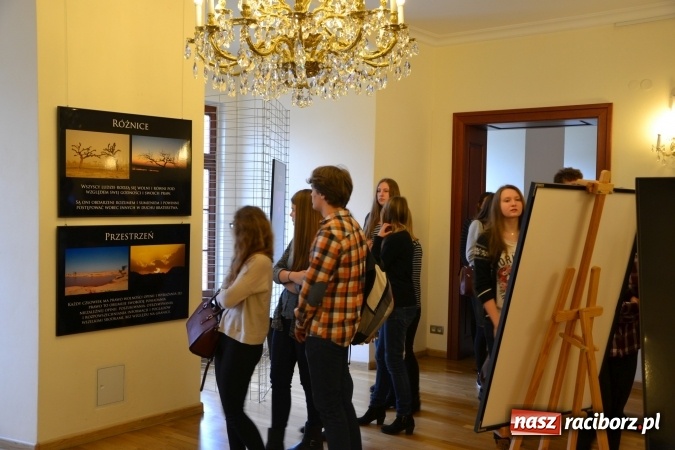 Zdjęcie w galerii na portalu naszraciborz.pl: Prawa człowieka dostrzegam - na zamku otwarto nową wystawę wiadomości z regionu