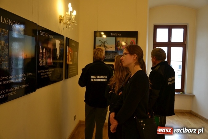 Zdjęcie w galerii na portalu naszraciborz.pl: Prawa człowieka dostrzegam - na zamku otwarto nową wystawę wiadomości z regionu