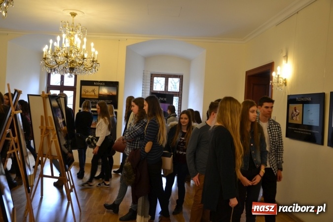 Zdjęcie w galerii na portalu naszraciborz.pl: Prawa człowieka dostrzegam - na zamku otwarto nową wystawę wiadomości z regionu