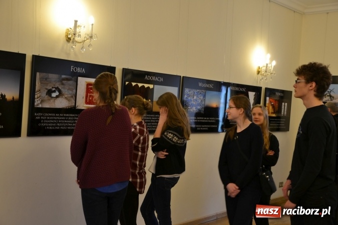 Zdjęcie w galerii na portalu naszraciborz.pl: Prawa człowieka dostrzegam - na zamku otwarto nową wystawę wiadomości z regionu