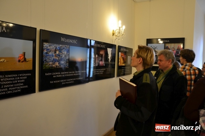 Zdjęcie w galerii na portalu naszraciborz.pl: Prawa człowieka dostrzegam - na zamku otwarto nową wystawę wiadomości z regionu