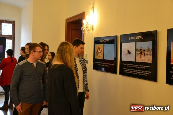 Zdjęcie w galerii na portalu naszraciborz.pl: Prawa człowieka dostrzegam - na zamku otwarto nową wystawę wiadomości z regionu