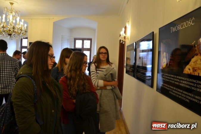 Zdjęcie w galerii na portalu naszraciborz.pl: Prawa człowieka dostrzegam - na zamku otwarto nową wystawę wiadomości z regionu