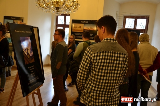 Zdjęcie w galerii na portalu naszraciborz.pl: Prawa człowieka dostrzegam - na zamku otwarto nową wystawę wiadomości z regionu