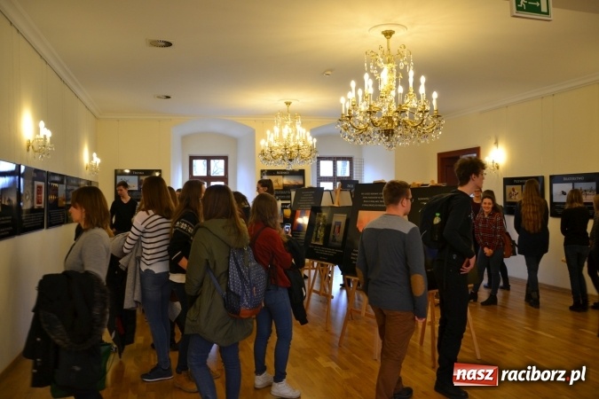Zdjęcie w galerii na portalu naszraciborz.pl: Prawa człowieka dostrzegam - na zamku otwarto nową wystawę wiadomości z regionu