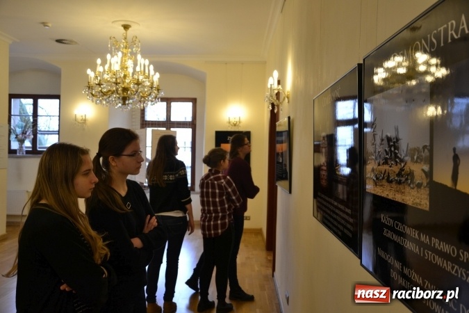 Zdjęcie w galerii na portalu naszraciborz.pl: Prawa człowieka dostrzegam - na zamku otwarto nową wystawę wiadomości z regionu