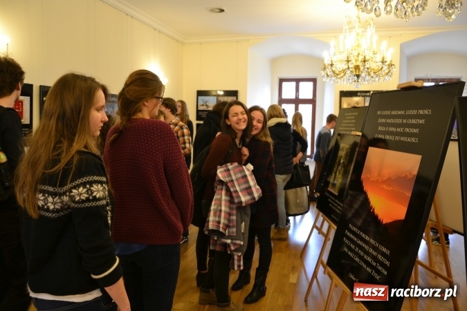 Zdjęcie w galerii na portalu naszraciborz.pl: Prawa człowieka dostrzegam - na zamku otwarto nową wystawę wiadomości z regionu