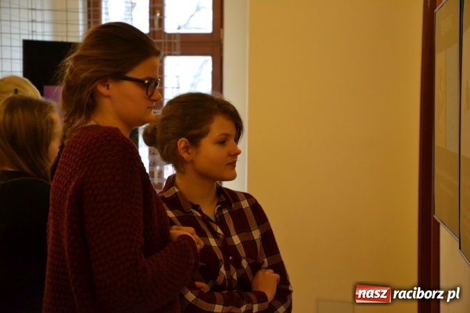 Zdjęcie w galerii na portalu naszraciborz.pl: Prawa człowieka dostrzegam - na zamku otwarto nową wystawę wiadomości z regionu