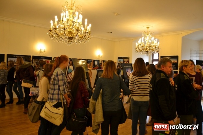 Zdjęcie w galerii na portalu naszraciborz.pl: Prawa człowieka dostrzegam - na zamku otwarto nową wystawę wiadomości z regionu