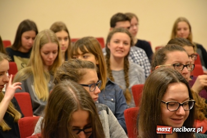 Zdjęcie w galerii na portalu naszraciborz.pl: Prawa człowieka dostrzegam - na zamku otwarto nową wystawę wiadomości z regionu