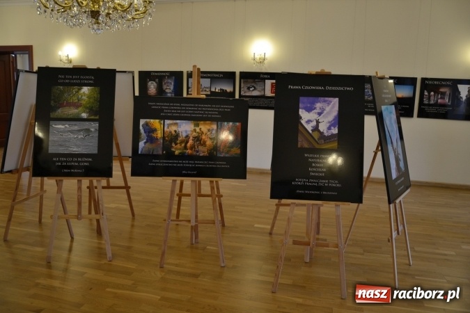 Zdjęcie w galerii na portalu naszraciborz.pl: Prawa człowieka dostrzegam - na zamku otwarto nową wystawę wiadomości z regionu