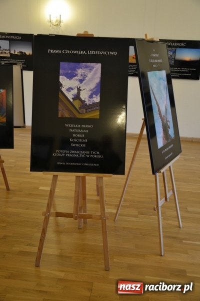 Zdjęcie w galerii na portalu naszraciborz.pl: Prawa człowieka dostrzegam - na zamku otwarto nową wystawę wiadomości z regionu
