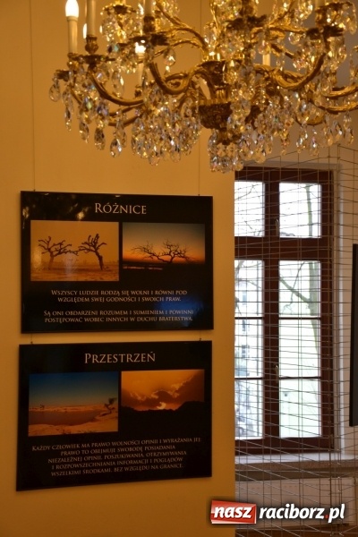 Zdjęcie w galerii na portalu naszraciborz.pl: Prawa człowieka dostrzegam - na zamku otwarto nową wystawę wiadomości z regionu
