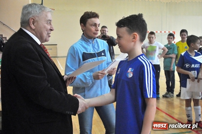 Zdjęcie w galerii na portalu naszraciborz.pl: Młodziki Unii Racibórz IV wygrały ligę halową wiadomości z regionu