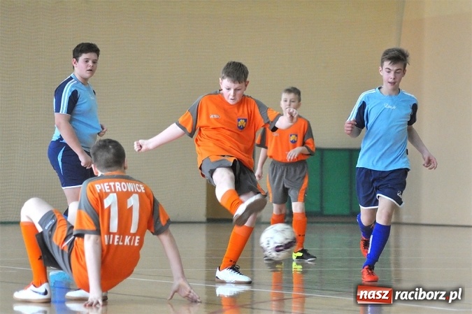 Zdjęcie w galerii na portalu naszraciborz.pl: Młodziki Unii Racibórz IV wygrały ligę halową wiadomości z regionu