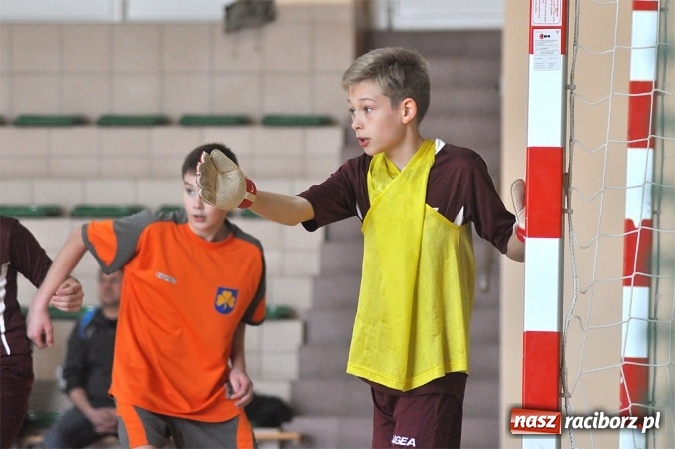 Zdjęcie w galerii na portalu naszraciborz.pl: Młodziki Unii Racibórz IV wygrały ligę halową wiadomości z regionu