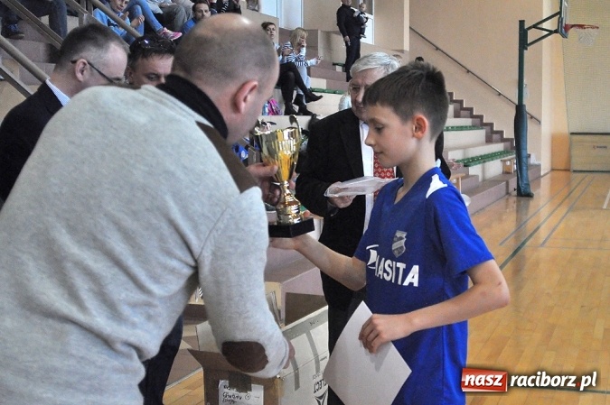Zdjęcie w galerii na portalu naszraciborz.pl: Młodziki Unii Racibórz IV wygrały ligę halową wiadomości z regionu