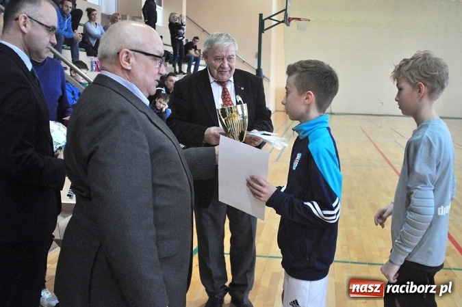 Zdjęcie w galerii na portalu naszraciborz.pl: Młodziki Unii Racibórz IV wygrały ligę halową wiadomości z regionu