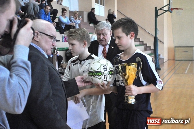 Zdjęcie w galerii na portalu naszraciborz.pl: Młodziki Unii Racibórz IV wygrały ligę halową wiadomości z regionu