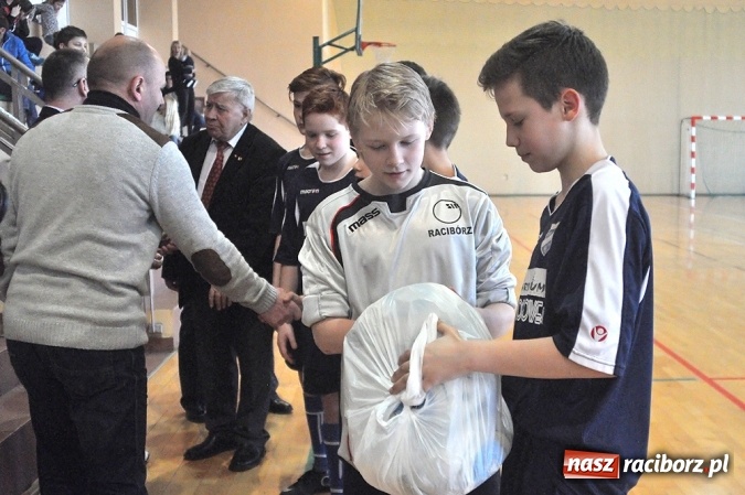 Zdjęcie w galerii na portalu naszraciborz.pl: Młodziki Unii Racibórz IV wygrały ligę halową wiadomości z regionu