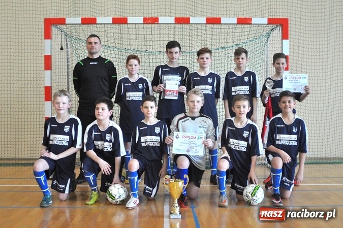 Zdjęcie w galerii na portalu naszraciborz.pl: Młodziki Unii Racibórz IV wygrały ligę halową wiadomości z regionu