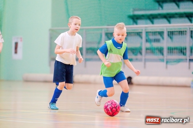 Zdjęcie w galerii na portalu naszraciborz.pl: Zimowa Liga Halowa: Ostatnia kolejka zmagań żaków wiadomości z regionu