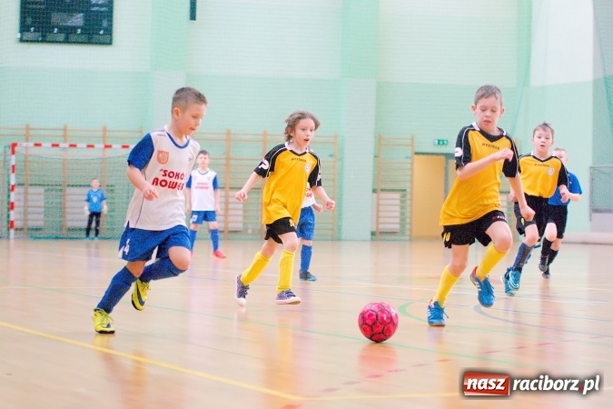 Zdjęcie w galerii na portalu naszraciborz.pl: Zimowa Liga Halowa: Ostatnia kolejka zmagań żaków wiadomości z regionu