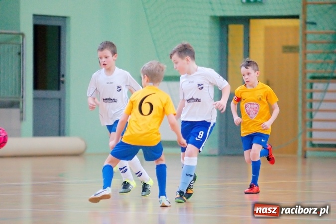 Zdjęcie w galerii na portalu naszraciborz.pl: Zimowa Liga Halowa: Ostatnia kolejka zmagań żaków wiadomości z regionu