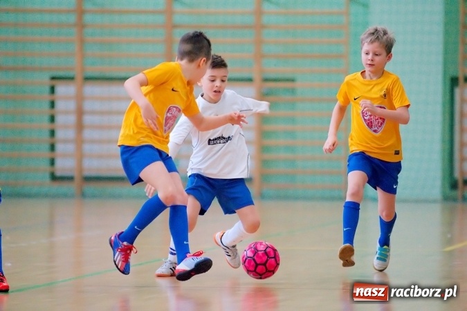 Zdjęcie w galerii na portalu naszraciborz.pl: Zimowa Liga Halowa: Ostatnia kolejka zmagań żaków wiadomości z regionu